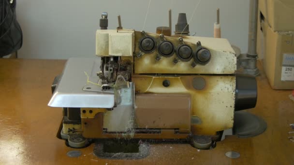 Старая Швейная Машина Крупным Планом — стоковое видео