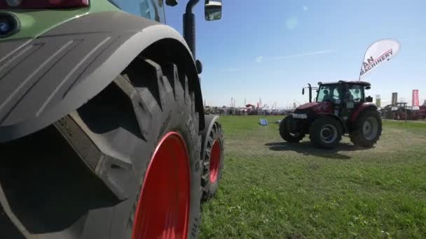 Traktorfahrer Auf Agraria Messe — Stockvideo