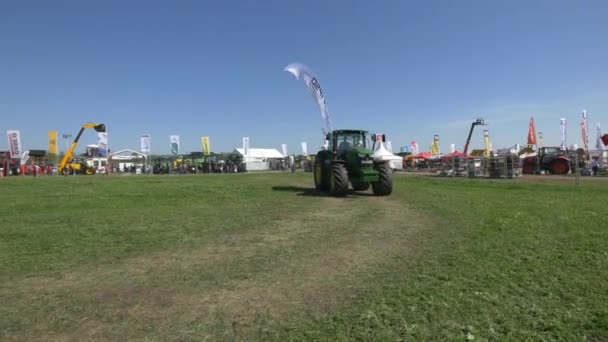 Grüner Traktor Auf Der Agraria — Stockvideo