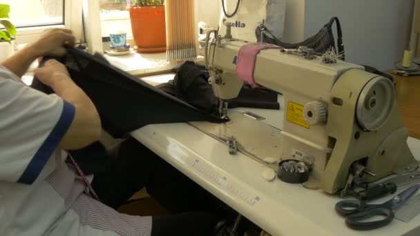 ミシンで縫製する女性 — ストック動画