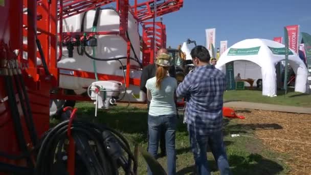 在农业贸易展览会上接受采访的人 — 图库视频影像
