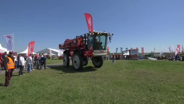 Agraria Fairでの農業コンドルスプレーヤーの運転 — ストック動画