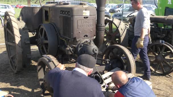 Menschen Einen Alten Lanz Bulldog Traktor — Stockvideo