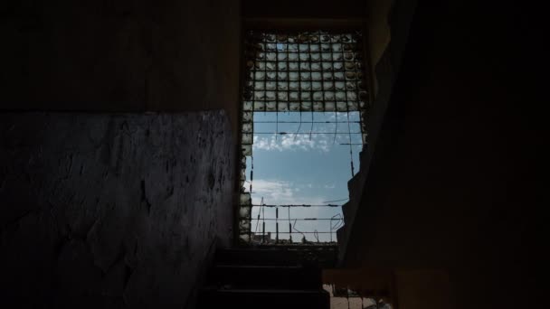 Zeitraffer Des Himmels Durch Ein Kaputtes Fenster Gesehen — Stockvideo