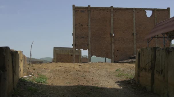 Beschädigte Mauer Eines Zerstörten Gebäudes — Stockvideo