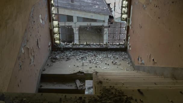 Yıkılmış Bir Binanın Kırık Penceresi — Stok video