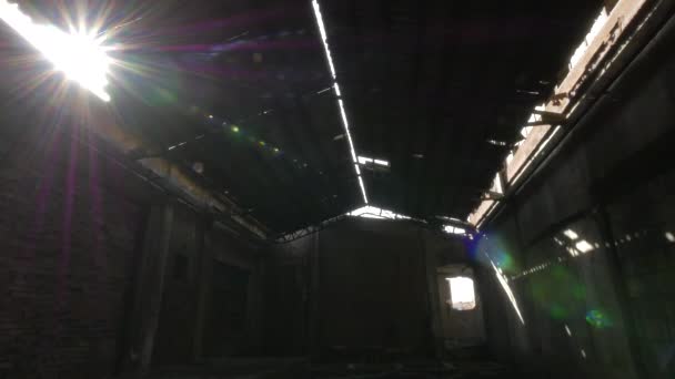 Słońce Świecące Wewnątrz Hali Przemysłowej — Wideo stockowe