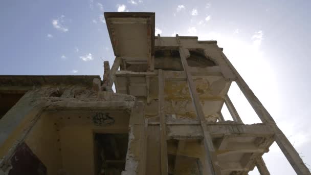 Niedriger Blickwinkel Auf Ein Zerstörtes Gebäude — Stockvideo
