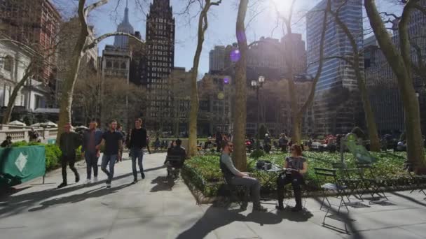 Pan Rechts Uitzicht Jongeren Bryant Park — Stockvideo