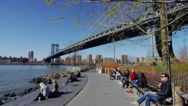 Persone Sedute Vicino Lungomare New York — Video Stock