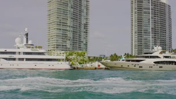 Bílé Jachty Kotvící Poblíž Budov Miami Beach Spojené Státy Americké — Stock video