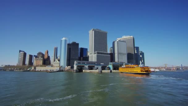 美国纽约曼哈顿港的黄船 — 图库视频影像