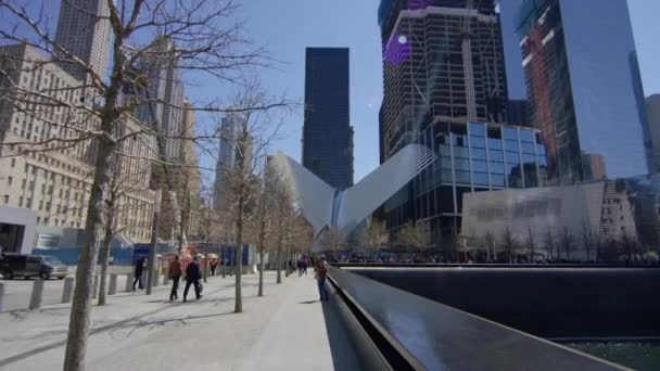 Emberek Emlékmedencénél Emlékparkban New Yorkban Usa Ban — Stock videók