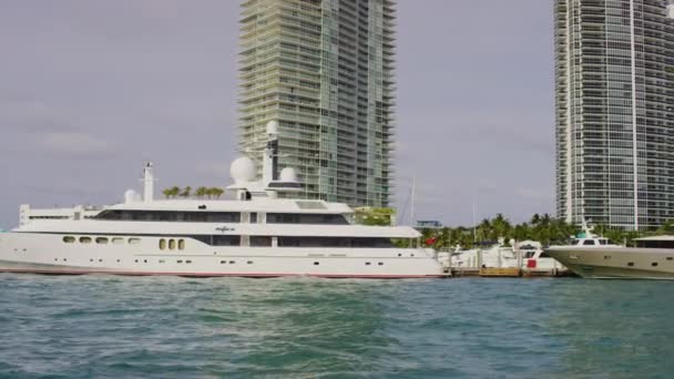 Jachten Boten Bij Miami Beach Gebouwen Verenigde Staten Van Amerika — Stockvideo