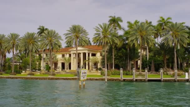 Big Villa Columns Waterfront — Stock Video