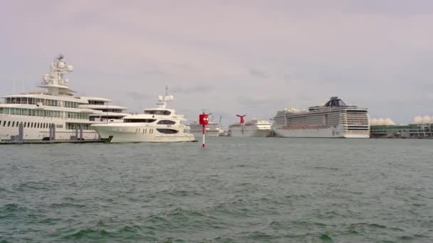 Yachten Und Kreuzfahrtschiffe Hafen — Stockvideo