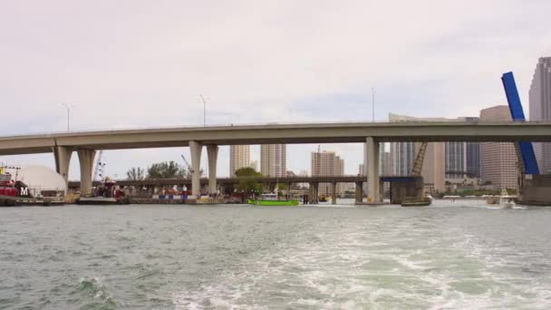 Γέφυρες Και Βάρκες Στο Μαϊάμι — Αρχείο Βίντεο