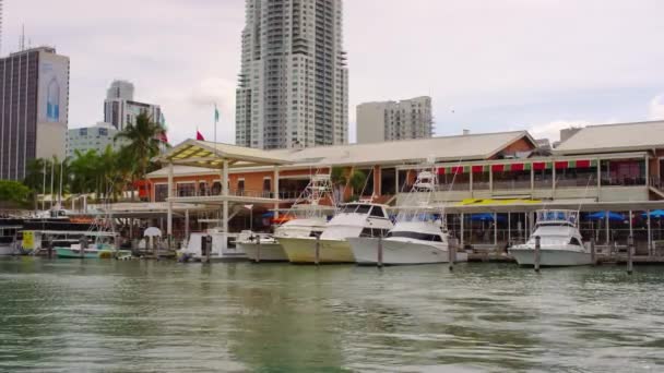 Yachts Ankrade Nära Bayside Marketplace Miami — Stockvideo
