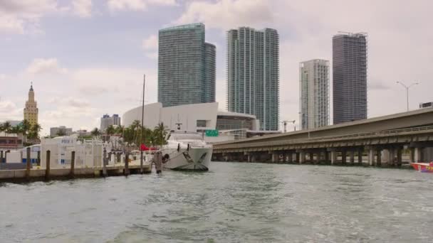 Gebäude Der Nähe Der Port Boulevard Brücke Miami — Stockvideo