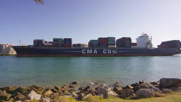 Buque Portacontenedores Cma Cgm Flotando Miami — Vídeos de Stock