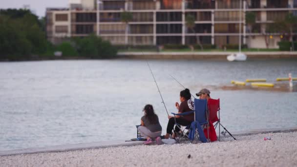 Gente Pescando Paseo Marítimo — Vídeo de stock