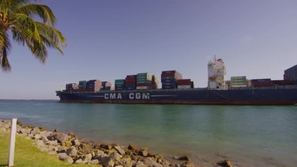 Cma Cgm Frachtschiff Mit Containern — Stockvideo