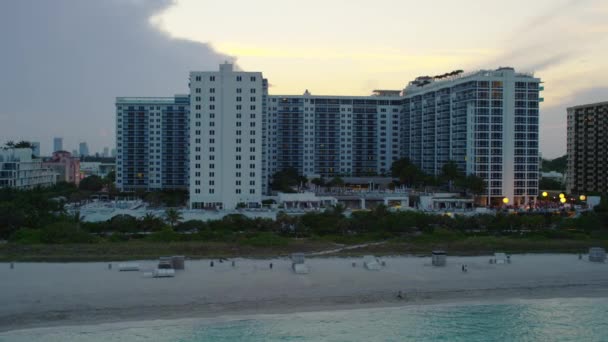 Letecký Pohled Budovy Podél Pobřeží Miami — Stock video