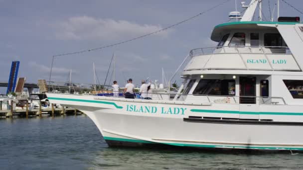 Ilha Senhora Barco Flutuando Marina — Vídeo de Stock