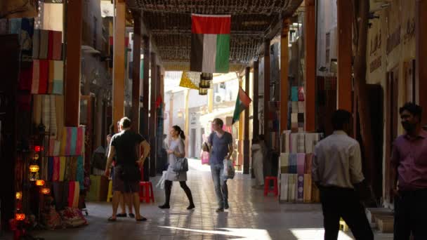 Les Gens Marchent Dans Une Galerie Marchande Dubaï — Video