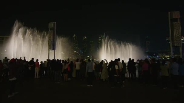 Gente Viendo Espectáculo Agua Por Noche — Vídeo de stock