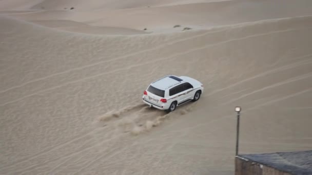 Carro Branco Dirigindo Dunas Areia — Vídeo de Stock