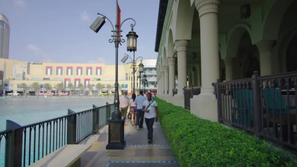Souk Bahar Alışveriş Merkezinin Yakınında Yürüyen Insanlar — Stok video