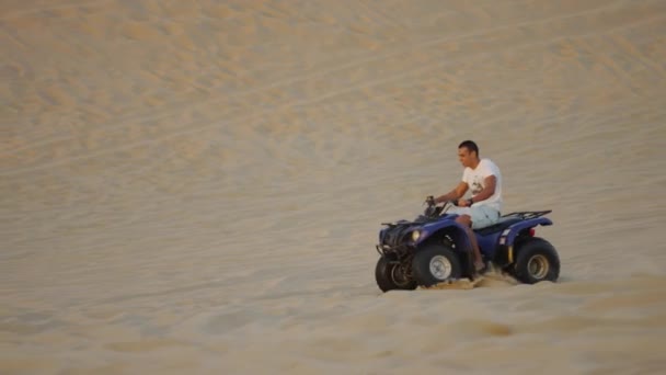 Homem Montando Quadrilátero Deserto — Vídeo de Stock