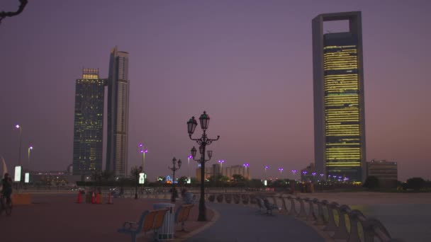 Torens Avond Gezien Abu Dhabi — Stockvideo