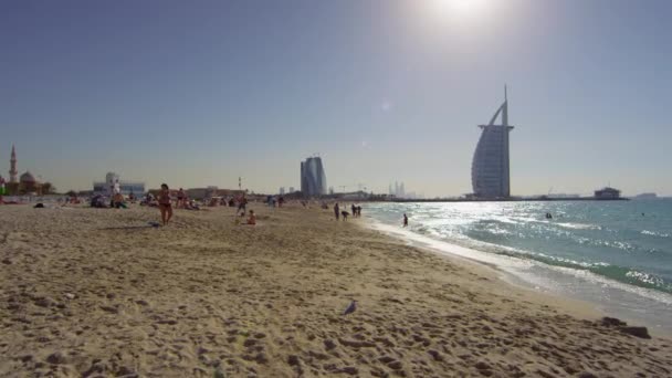 Orang Orang Bersantai Pantai Dubai — Stok Video