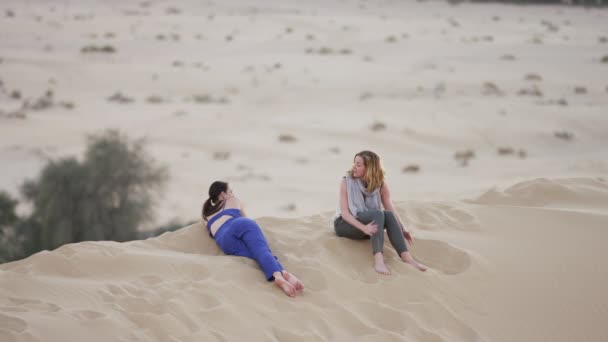 Dos Mujeres Descansando Desierto — Vídeo de stock