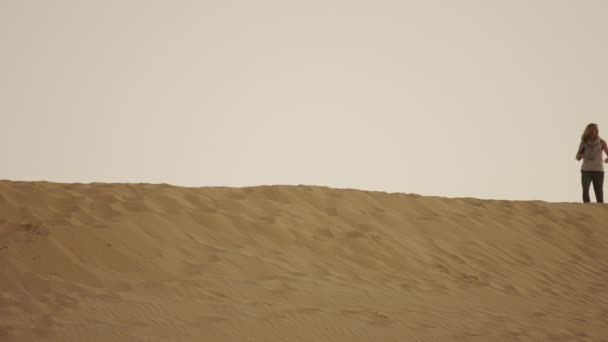 Dos Mujeres Caminando Sobre Una Duna Arena — Vídeo de stock