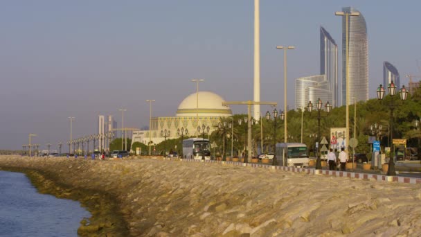 Samochody Autobus Nabrzeżu Abu Dhabi — Wideo stockowe