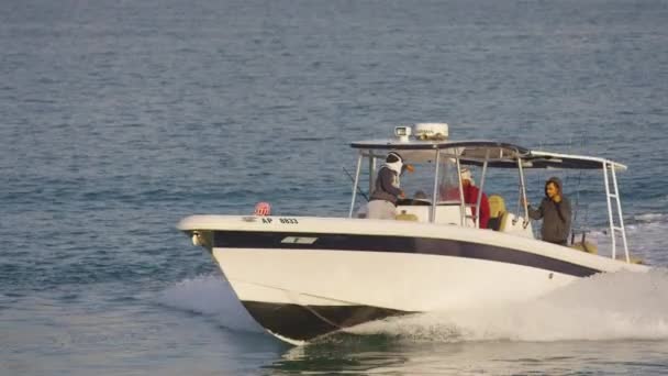 Homens Dirigindo Barco Motor — Vídeo de Stock