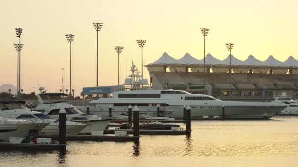 Yates Anclados Cerca Del Circuito Yas Marina Abu Dhabi — Vídeos de Stock