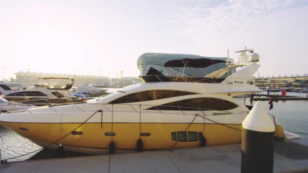 Žlutá Jachta Yas Marina Abu Dhabi — Stock video