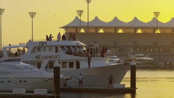 Emprós Barco Ancorando Yas Marina Abu Dhabi — Vídeo de Stock