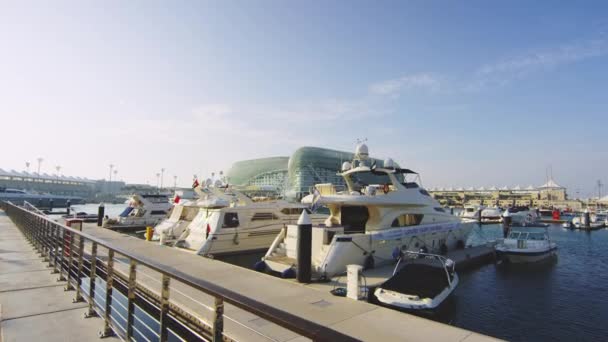 Yachts Förankrade Nära Yas Viceroy Hotel — Stockvideo