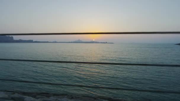 在阿布扎比通过铁丝网看到的夕阳 — 图库视频影像