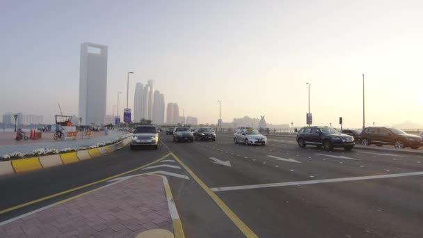 Tráfego Rua Abu Dhabi — Vídeo de Stock