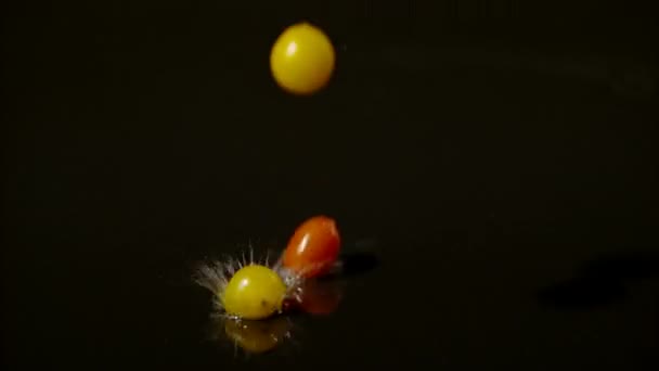 토마토가 떨어지는 울트라 슬로우 — 비디오
