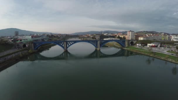Luftaufnahme Der Eisenbahnbrücke Und Der Drau — Stockvideo