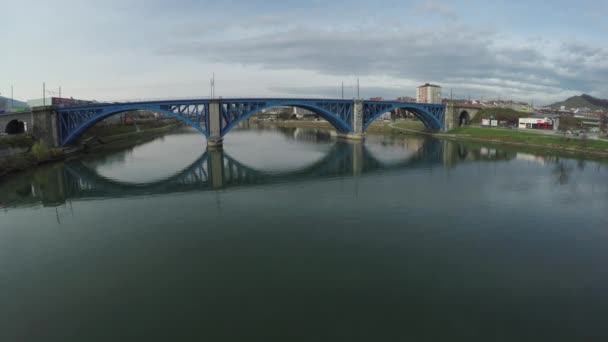 ドラヴァ川とブルーブリッジ マリボルの空中ビュー — ストック動画