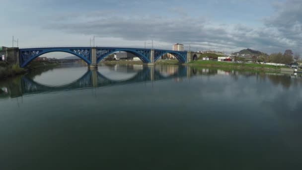 Αεροφωτογραφία Της Μπλε Σιδηροδρομικής Γέφυρας Maribor — Αρχείο Βίντεο