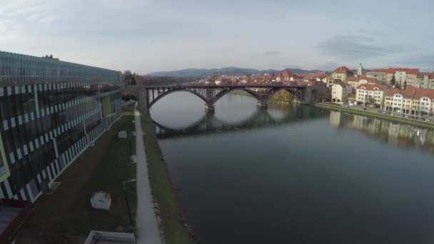 Veduta Aerea Del Ponte Vecchio Del Fiume Drava Maribor — Video Stock